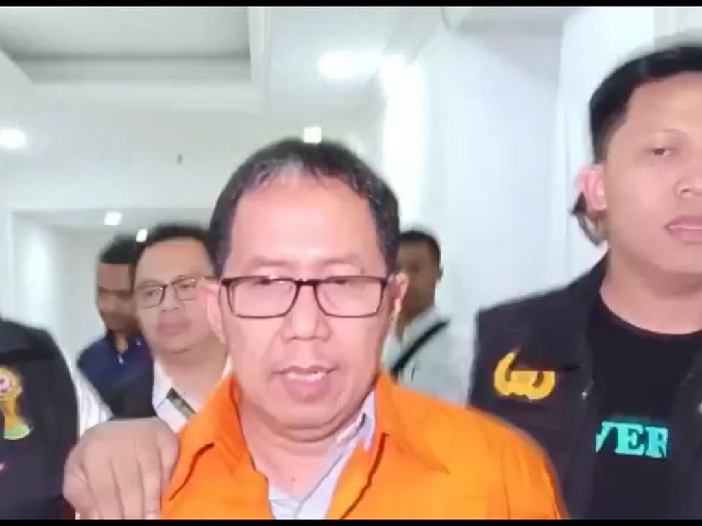 Pakai Rompi Tahanan, Jokdri Dibawa Penyidik ke Rutan Polda Metro Pakai Rompi Tahanan, Jokdri Dibawa Penyidik ke Rutan Polda Metro
