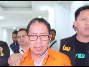 Pakai Rompi Tahanan, Jokdri Dibawa Penyidik ke Rutan Polda Metro Pakai Rompi Tahanan, Jokdri Dibawa Penyidik ke Rutan Polda Metro