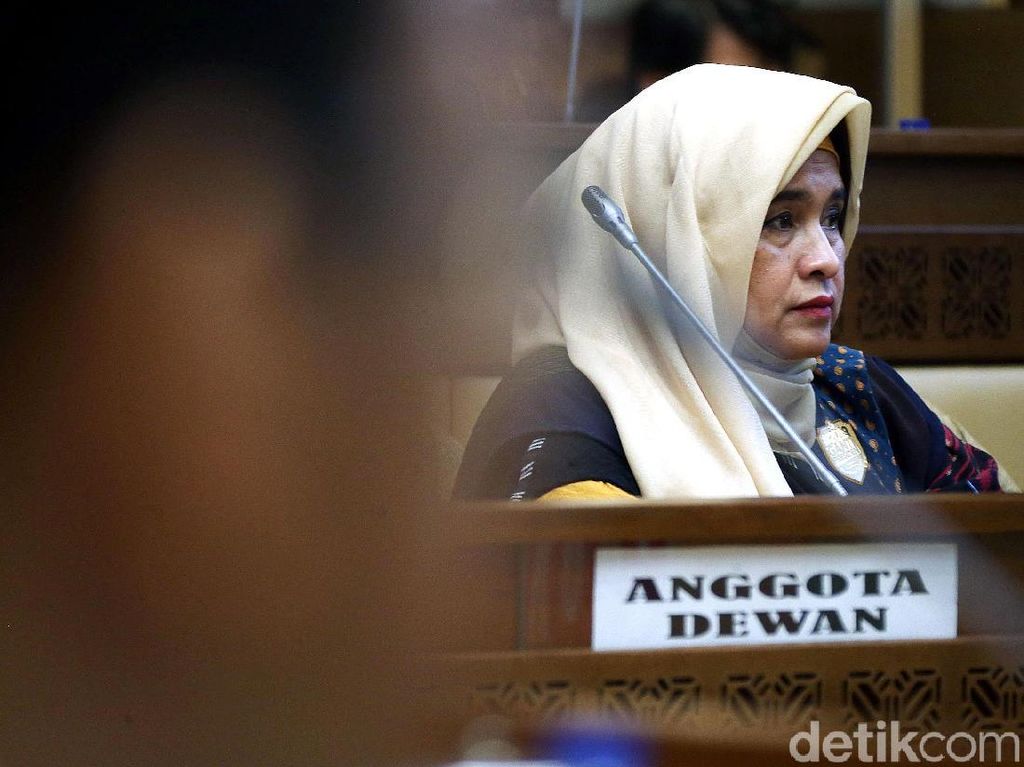 Neno Warisman Susul Amien Rais ke DPR Bahas DPT Pemilu Neno Warisman Susul Amien Rais ke DPR Bahas DPT Pemilu
