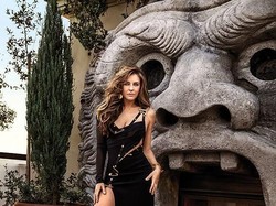 Tetap Seksi di Usia 53, Elizabeth Hurley Pakai Gaun Serupa dari Tahun 94