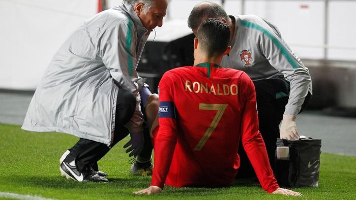 Cristiano Ronaldo cedera saat membela Portugal melawan Serbia di Kualifikasi Piala Eropa 2020. (Foto: Rafael Marchante/REUTERS)