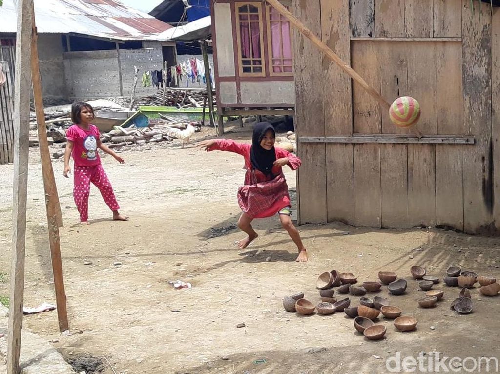 Ceria Tanpa Ponsel Pintar di Pulau Bajo, Halmahera Selatan Ceria Tanpa Ponsel Pintar di Pulau Bajo, Halmahera Selatan
