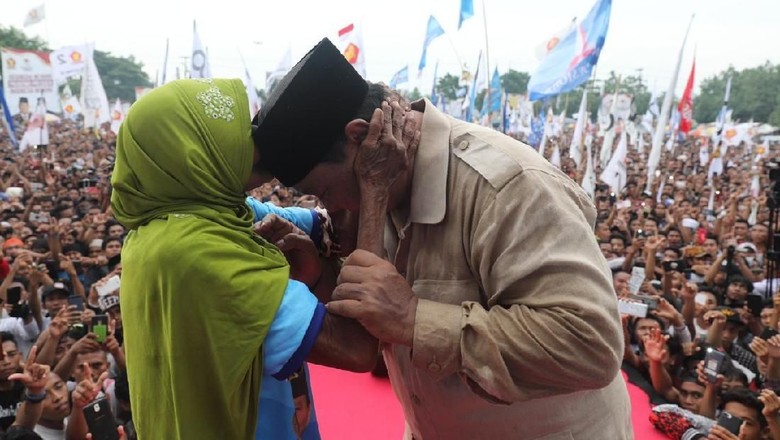 Nenek yang Peluk Prabowo Angkat Bicara, Kini Bantah Terima Rp 500 Ribu