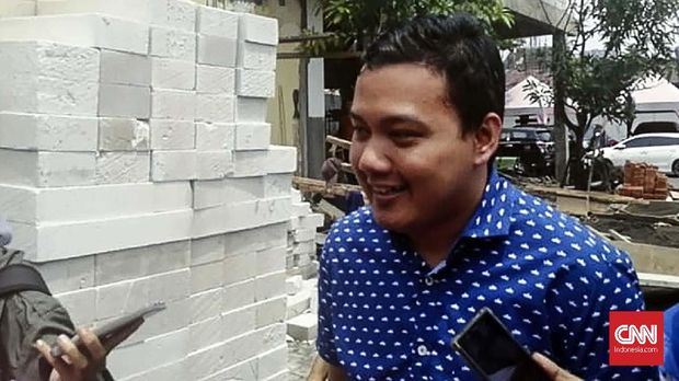 Putra Sulung Wali Kota Surabaya, Tri Rismaharini, Fuad Bernardi nampak berjalan tergesa-gesa, usai diperiksa tiga jam lamanya, sebagai saksi kasus amblesnya Jalan Raya Gubeng Surabaya, di Subdit IV Tindak Pidana Tertentu (Tipidter), Polda Jatim.