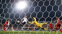 Inggris berbalik unggul pada menit ke-38. Kali ini giliran Ross Barkley yang mencatatkan namanya di papan skor. Barkley kemudian bikin gol lagi pada menit ke-59. Foto: Carl Recine/Action Images via Reuters
