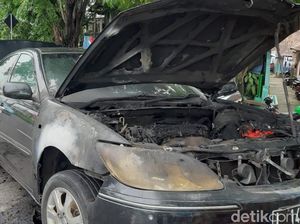 Sedan Hitam Tiba-tiba Terbakar di Sidoarjo, Pengemudi Selamat Sedan Hitam Tiba-tiba Terbakar di Sidoarjo, Pengemudi Selamat
