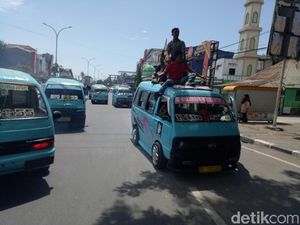 Protes Angkutan Online Tak Dipungut Retribusi, Sopir Angkot di Makassar Demo