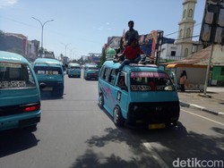 Protes Angkutan Online Tak Dipungut Retribusi, Sopir Angkot di Makassar Demo