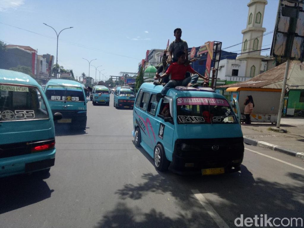 Protes Angkutan Online Tak Dipungut Retribusi, Sopir Angkot di Makassar Demo Protes Angkutan Online Tak Dipungut Retribusi, Sopir Angkot di Makassar Demo