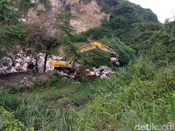 Tak Jadi Diledakkan, Evakuasi Korban Longsor di Jember Gunakan Eskavator