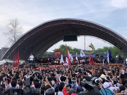 Enerjiknya Jokowi di Tengah Massa Kampanye di Dumai