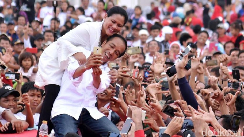 Momen Jokowi-Iriana Foto Bersama Pendukung di Kampanye Terbuka Momen Jokowi-Iriana Foto Bersama Pendukung di Kampanye Terbuka