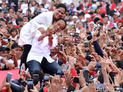 Momen Jokowi-Iriana Foto Bersama Pendukung di Kampanye Terbuka