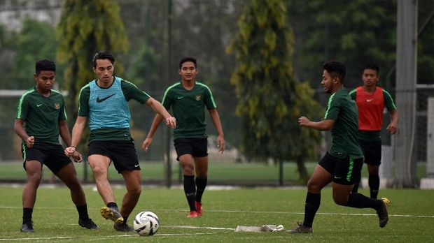 Pemain tim nasional U-23 Indonesia Ezra Walian (kedua kiri) menendang bola pada sesi latihan di lapangan Vietnam Footbal Federation (WFF), My Dinh, Hanoi, Vietnam, Senin (25/3/2019). Tim nasional U-23 Indonesia  akan menghadapi tim nasional U-23 Brunei pada pertandingan Grup K kualifikasi Piala Asia U-23 AFC 2020 di Stadion Nasional My Dinh, Hanoi, Vietnam, Selasa (25/3/2019). ANTARA FOTO/R. Rekotomo/ama.