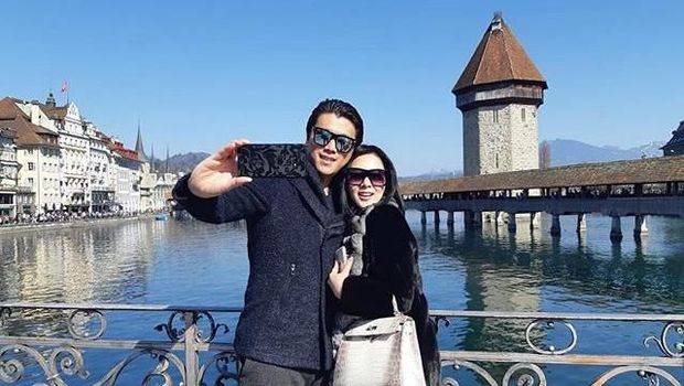 Syahrini dan Reino Barack