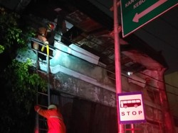 Diduga Tersambar Petir, Rumah di Kebon Jeruk Kebakaran