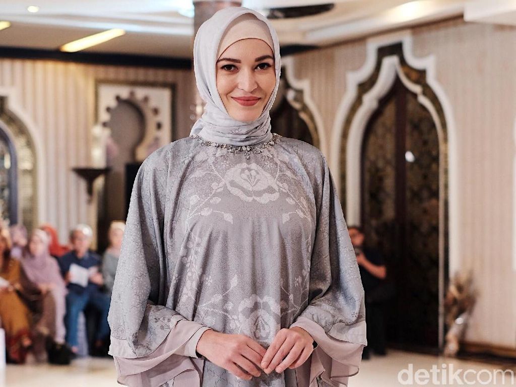 Ria Miranda Kolaborasi dengan Desainer Malaysia, Dijual Mulai Rp 650 Ribu Ria Miranda Kolaborasi dengan Desainer Malaysia, Dijual Mulai Rp 650 Ribu