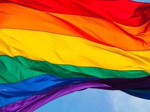 Kedubes Inggris Kibarkan Bendera LGBT Juga Pernah Jadi Kontroversi di UEA Kedubes Inggris Kibarkan Bendera LGBT Juga Pernah Jadi Kontroversi di UEA