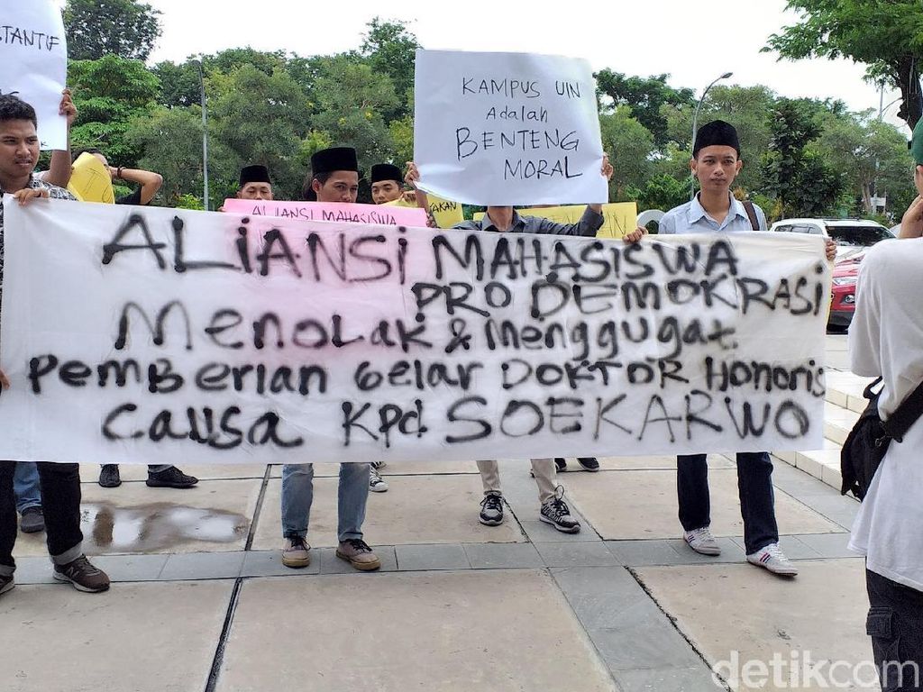 Mahasiswa UIN Sunan Ampel Tolak Pemberian Gelar Doktor untuk Soekarwo Mahasiswa UIN Sunan Ampel Tolak Pemberian Gelar Doktor untuk Soekarwo