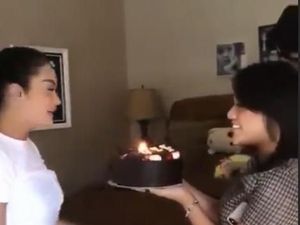 Kejutan! Aurel dan Azriel Datang Bawa Kue Ultah, Krisdayanti Menangis