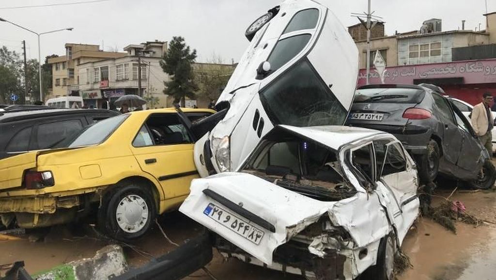 Banjir Iran Tewaskan 19 Orang, Mobil-mobil Bertumpuk Banjir Iran Tewaskan 19 Orang, Mobil-mobil Bertumpuk