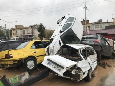 Banjir Iran Tewaskan 19 Orang, Mobil-mobil Bertumpuk