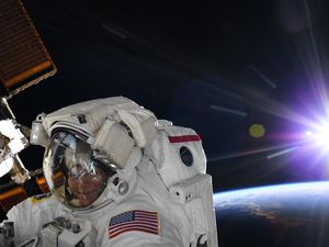 NASA Batalkan Spacewalk Perdana oleh Dua Astronot Wanita