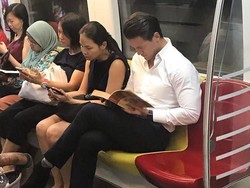 Cowok Ganteng Lagi Baca Buku di MRT Jadi Sensasi di Internet