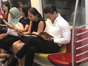 Cowok Ganteng Lagi Baca Buku di MRT Jadi Sensasi di Internet Cowok Ganteng Lagi Baca Buku di MRT Jadi Sensasi di Internet