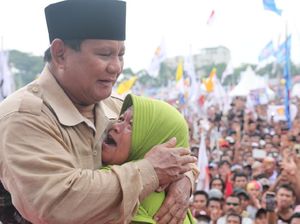 Kampanye di Mataram, Prabowo Dipeluk Emak-emak