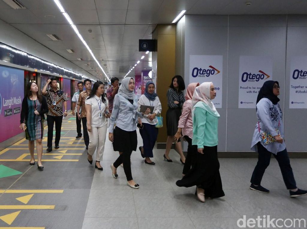 Pekerja Kantoran Dominasi Penumpang MRT, Teramai Jam Makan Siang Pekerja Kantoran Dominasi Penumpang MRT, Teramai Jam Makan Siang