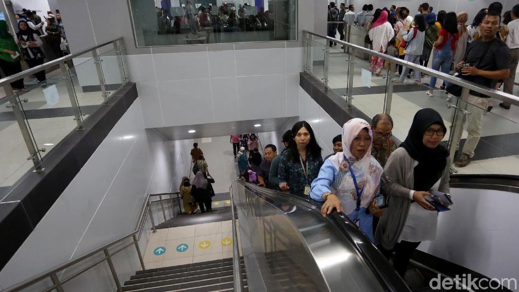 MRT Masih Gratis, Warga Serbu Stasiun Bundaran HI