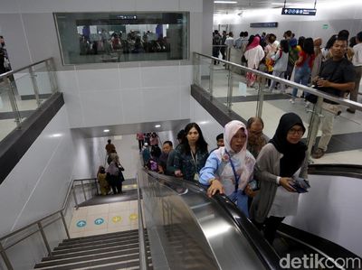 MRT Masih Gratis, Warga Serbu Stasiun Bundaran HI