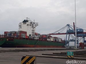 Kapal Raksasa Perdana Bersandar di Pelabuhan Panjang Lampung Kapal Raksasa Perdana Bersandar di Pelabuhan Panjang Lampung