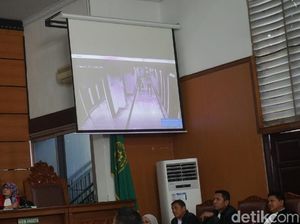 Jaksa Putar CCTV Saat Ratna Sarumpaet Selesai Operasi Plastik di RS