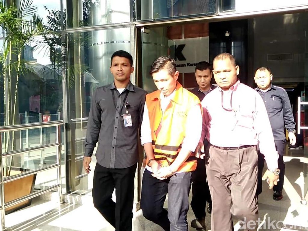 Usai Serahkan Diri, Kontraktor Tersangka Suap Krakatau Steel Ditahan KPK Usai Serahkan Diri, Kontraktor Tersangka Suap Krakatau Steel Ditahan KPK