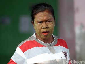 Bada Dingin Andalan Perempuan Kayoa Tangkal Sinar Matahari