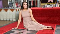 Senyum Bahagia Mandy Moore saat Dapat Walk of Fame