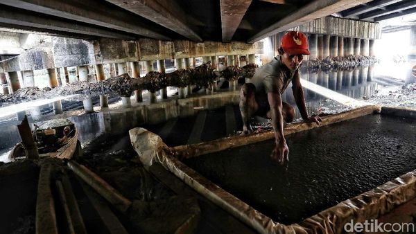 Melihat Lebih Dekat Kehidupan Pencari Cacing Sutra di Jakut