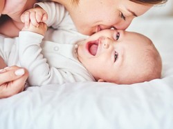 Penjelasan Ilmiah Kenapa Bunda Gemas Mau Gigit Anak