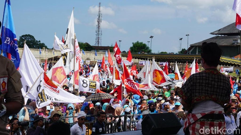 Saat Bendera Garbi dan PKS Berdampingan di Kampanye Prabowo Saat Bendera Garbi dan PKS Berdampingan di Kampanye Prabowo