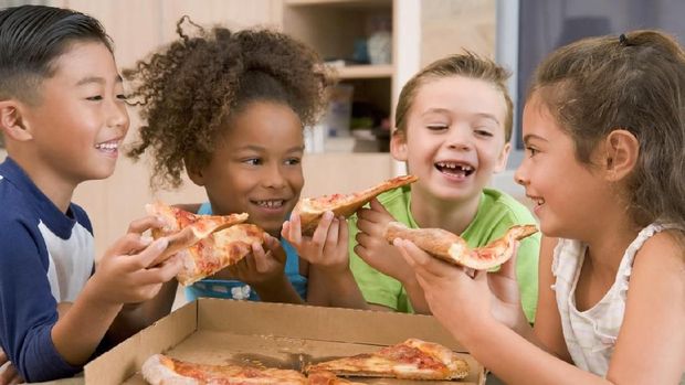 Anak makan junk food