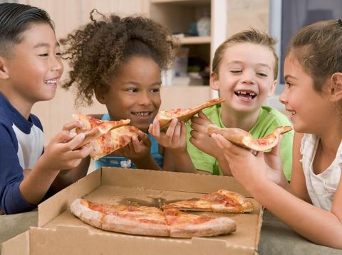 Disajikan Makanan dalam Porsi Besar, Anak Bisa Makan Berlebihan