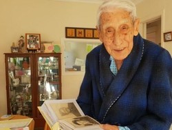 Kakek 95 Tahun 4 Kali Ganti Bus Demi Ikut Demo Antirasis di Selandia Baru