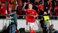 Alex Grimaldo merupakan bek kiri Benfica asal Spanyol. Berusia 26 tahun, Grimaldo dikabarkan sudah dikontak Barcelona tapi masih dalam negosiasi harga (Reuters)