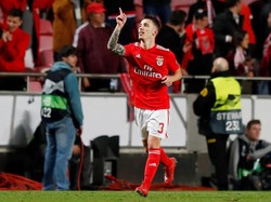 Alex Grimaldo merupakan bek kiri Benfica asal Spanyol. Berusia 26 tahun, Grimaldo dikabarkan sudah dikontak Barcelona tapi masih dalam negosiasi harga (Reuters)