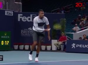 Video Servis Aneh Petenis Ini Bikin Penonton Terpana