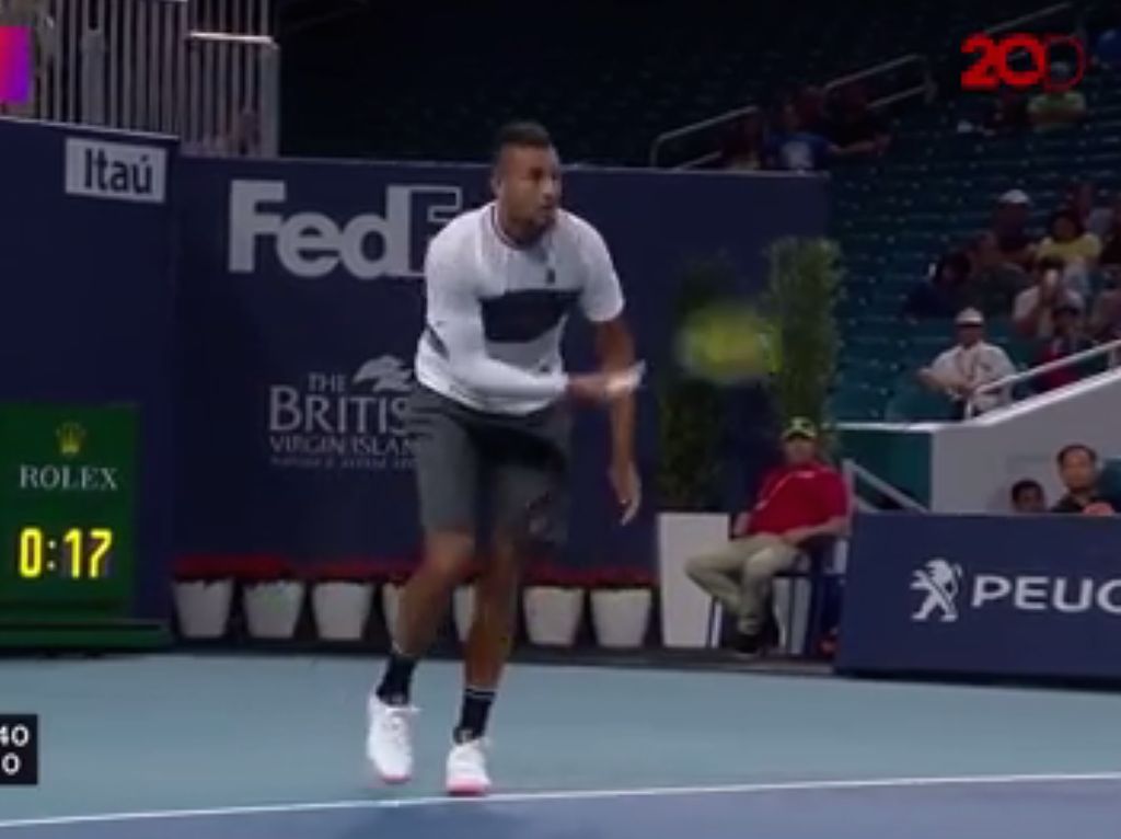 Video Servis Aneh Petenis Ini Bikin Penonton Terpana Video Servis Aneh Petenis Ini Bikin Penonton Terpana