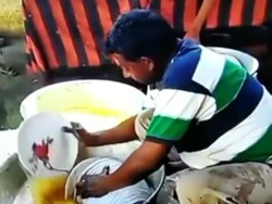 Wuuz! Secepat Kilat Orang India Cuci Piring dan Mengiris Bawang
