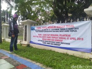 Spanduk Penolakan Penundaan Pelantikan Bupati Ciamis Bermunculan Spanduk Penolakan Penundaan Pelantikan Bupati Ciamis Bermunculan